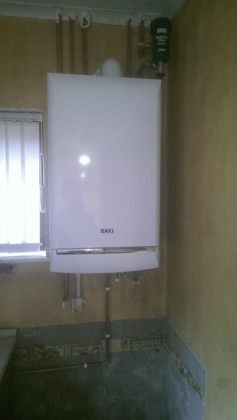 Boiler and central heating installation 